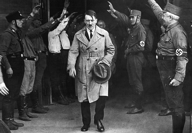 Adolf Hitler saliendo de la sede del partido Nazi (Munich, 1931)