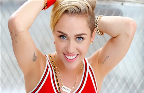 Miley Cyrus American Songwriter Top Famous Female Celebrity with Cute Smile Photos | HD Wallpapers